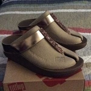 Beautiful fitflop rose gold color. Never worn